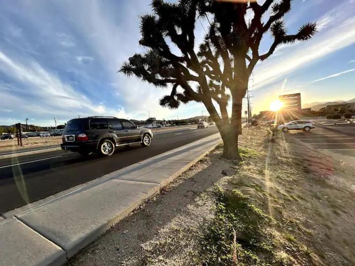 Serene Modern Home Backdoor With Great Wifi, Games, Movies, Patio Seating And Bbq Easy Access To North Joshua Tree National Park In 10 Minutes Twentynine Palms Exterior photo